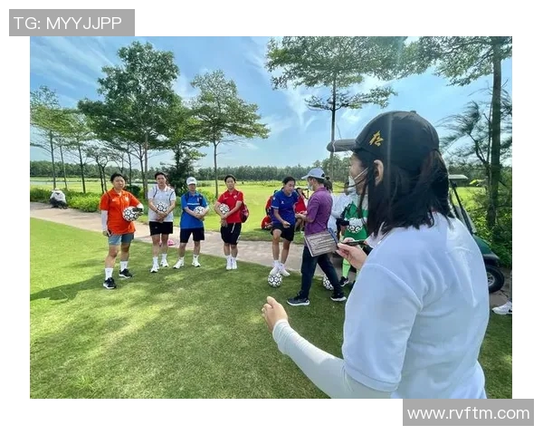 足球明星挥杆瞬间集锦展现运动魅力与风采的精彩图片