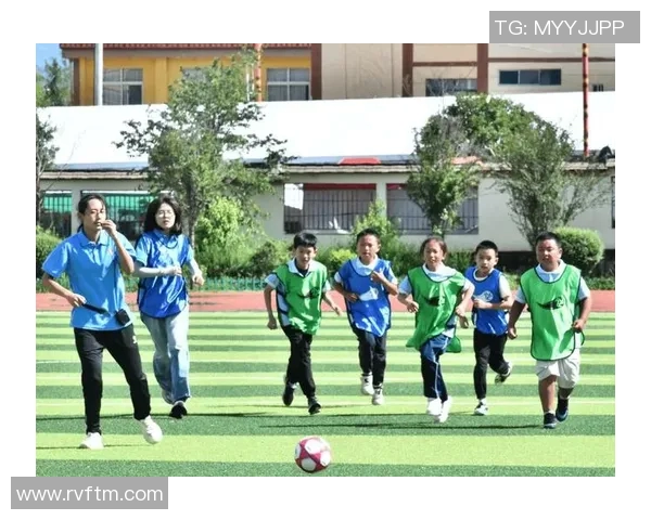 足球明星与儿子温馨互动视频展现亲子情深瞬间引发网友热议 足球明星与儿子温馨互动视频展现亲子情深瞬间引发网友热议