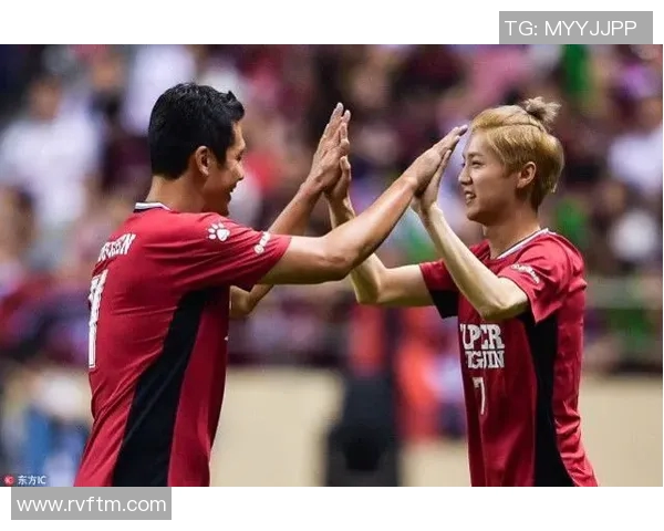 足球明星的鲨鱼肌揭秘：如何在赛场上展现力量与魅力